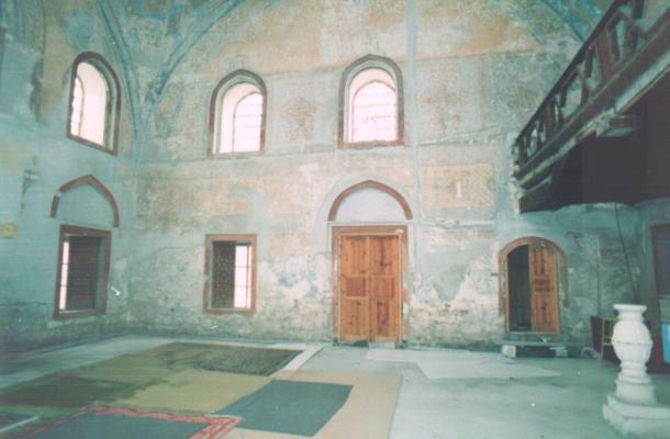 صورة في أوائل تسعينات القرن الماضي تظهر بقايا النقوش المسيحية على جدران الجامع