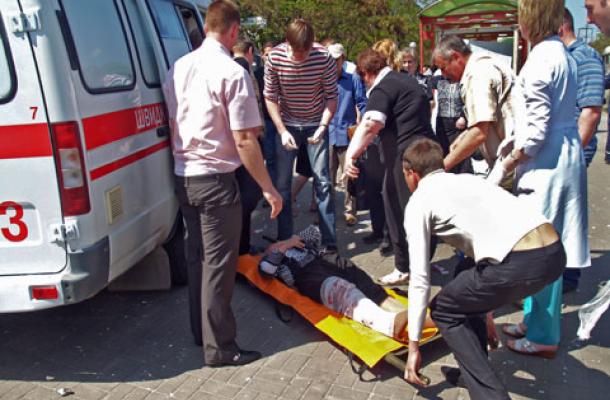 نقل أحد المصابين إلى المستشفى للعلاج بعد تعرضه لأحد الانفجارات