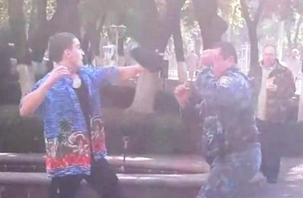شاب يضرب عنصرين من قوات "الصقور" الخاصة في أوكرانيا
