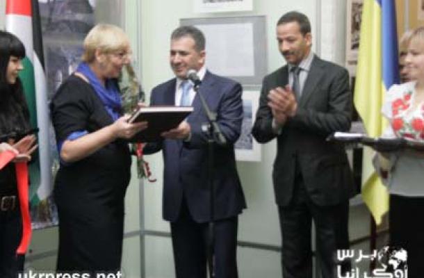 السفير الأسعد يسلم مديرة المكتبة هدية تذكارية بمناسبة افتتاح المعرض