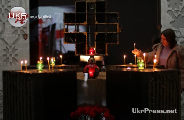 إضاءة الشموع على أرواح ضحايا المجاعة داخل متحفها بالعاصمة كييف