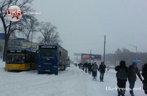 شلت حركة المركبات في كييف بسبب ثلوج العاصفة
