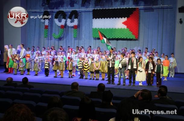 فاجأت الفرق الجمهور بصندوق ملأه أطفالها بهدايا رمزية لأطفال فلسطين
