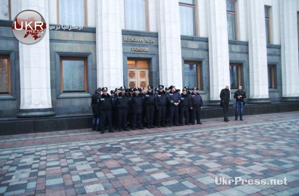 احتجاجات ضد تجميد الشراكة مع أوروبا تعيد أجواء الثورة البرتقالية إلى أوكرانيا