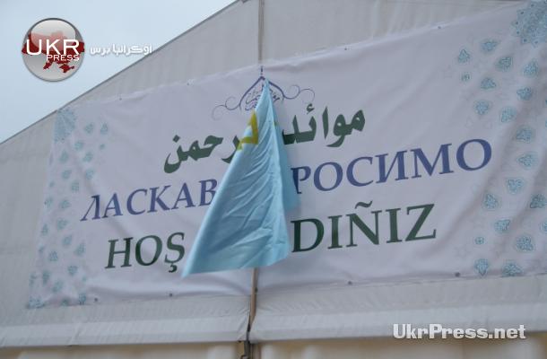 لافتة على الخيمة الرمضانية ترحب بمسلمي المدينة بالعربية والأوكرانية والتترية