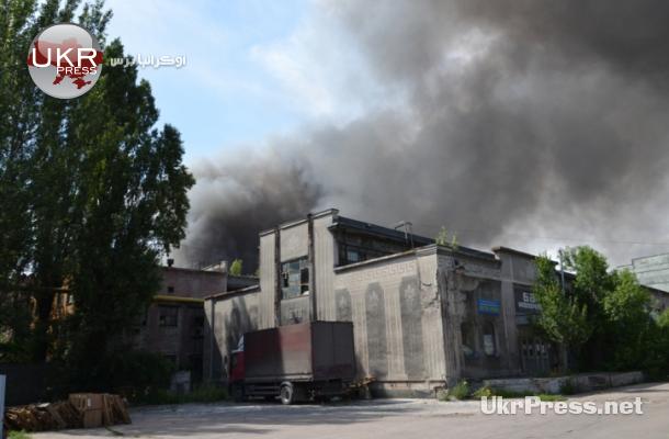 الدخان يتصاعد من مصنع للسلاح والذخيرة في دونيتسك
