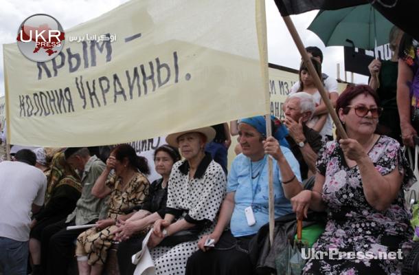 لافتة كتب عليها: القرم لأوكرانيا