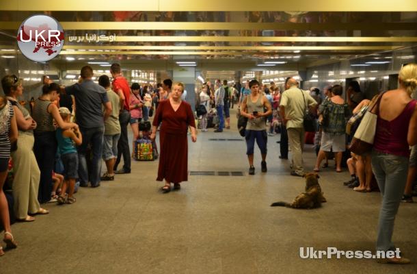 المسافرون لاذو بالممرات تحت الأرض في محطة القطارات بعد تجدد القصف والمواجهات