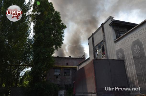 الدخان يتصاعد بعد قصف مصنع للسلاح والذخيرة على أطراف دونيتسك