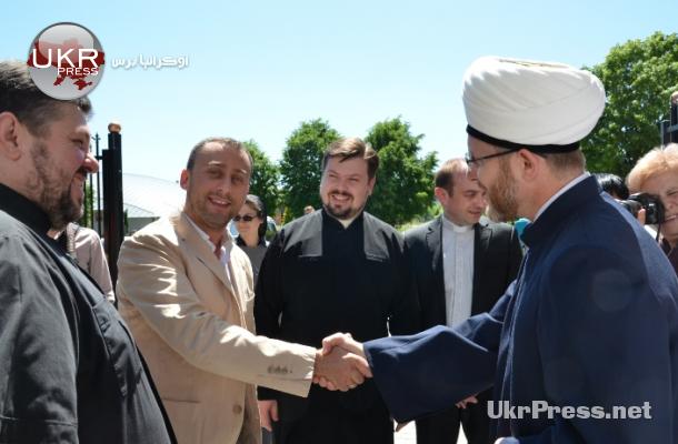 إسماعيلوف مع بعض ضيوف الافتتاح الذين مثلوا إدارة المدينة وعدة كنائس فيها
