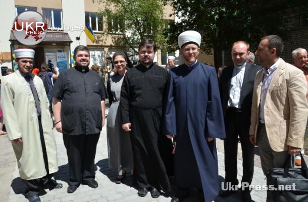 إسماعيلوف مع بعض ضيوف الافتتاح الذين مثلوا إدارة المدينة وعدة كنائس فيها