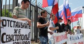 تظاهرة تنادي بإعادة إقليم شبه جزيرة القرم ومدينة سيفاستوبل إلى روسيا