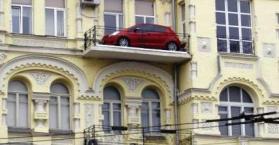أوكراني يضع سيارته على شرفة شقته في الطابق الثالث