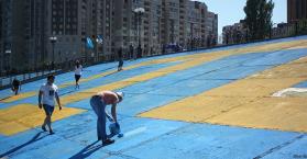 ناشطون يرسمون أكبر علم لتتار القرم في العاصمة كييف (صور)