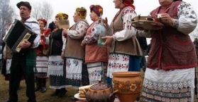 أوكرانيا تحتفل بمهرجان "ماسلينيتسا" أو "الفطيرة" ترحيبا بفصل الربيع