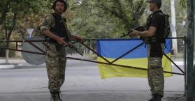جنود أوكران على أحد الحواجز شرق البلاد