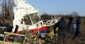 العثور على قطع صاروخ روسي في مكان تحطم الطائرة الماليزية شرق أوكرانيا