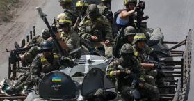 جنود أوكران يقاتلون في شرق البلاد