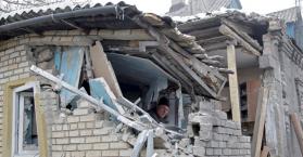 آثار سقوط قذيفة على أحد المنازل بشرق أوكرانيا