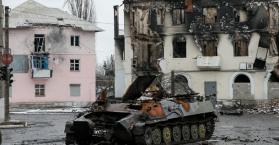 القوات الحكومية والانفصاليون يجلون المدنيين من بلدة في أوكرانيا