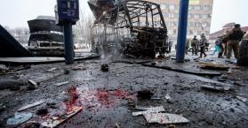 آثار دمار خلفته صواريخ سقطت على أحد محطات الحافلات شرقي أوكرانيا