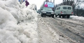 تراكم الثلوج يشكل حركة المركبات في القرم جنوب أوكرانيا