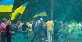 هجوم على مظاهرة مناوئة للرئيس الأوكراني في مدينة دنيبروبيتروفسك ( صور وفيديو)