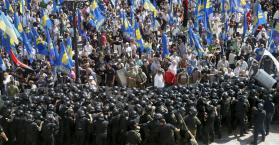 الولايات المتحدة تستنكر أحداث العنف أمام البرلمان وتدعو الأوكرانيين للاحتجاج سلميا