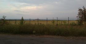 روسيا تبني حائطا من الأسلاك الشائكة على الحدود مع إقليم الدونباس شرق أوكرانيا (صور) 