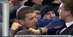 عراك بمحكمة أوكرانية أثناء مقاضاة زعيم حزب سياسي معارض (فيديو)