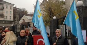 تتار القرم يتظاهرون أمام السفارة الروسية بكييف (صور)