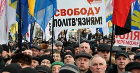 أنصار المعارضة يتظاهرون مطالبين برحيل يانوكوفيتش وإطلاق سراح تيموشينكو