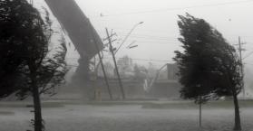 عاصفة قوية تقتل عجوزا وتقطع الكهرباء عن الآلاف في أوكرانيا
