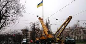 مجهولون يفجرون سارية العلم الأوكراني وسط مدينة خاركيف