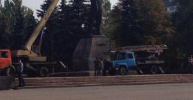 الأوكرانيون يواصلون قطيعتهم مع "لينيين" وتمثال الزعيم السوفييتي يسقط من جديد
