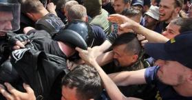 اشتباكات بين أنصار النظام والمعارضة تتخلل تظاهرات حاشدة في العاصمة كييف