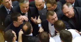 شجار بين زعيم "الراديكاليين" والمدعي العام الأوكراني أثناء محاكمة نائب برلماني (فيديو)