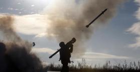 جندي اوكراني يطلق صاروخ ارض-جو خلال مناورات عسكرية شمال لوغانسك (أ.ف.ب)