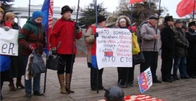 نشطاء يحتجون ضد وصول سفينة أمريكية إلى ميناء سيفاستوبل جنوب أوكرانيا