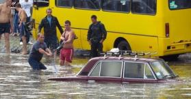 فيضان يغرق بيوتا ويقتل شخصين في مدينة أوديسا جنوب أوكرانيا