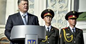 الأوكرانيون يحتفلون بيوم العلَم وبوروشينكو يدعو الشعب للوحدة