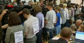 بعد اعتداء على اثنين منهم.. صحفيون يقتحمون مقر رئاسة الوزراء في أوكرانيا