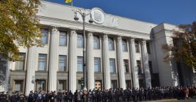 مواجهات "غامضة" أمام مبنى البرلمان الأوكراني