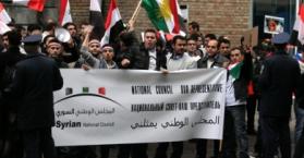 سوريون مناوئون للأسد يتظاهرون أمام سفارة بلادهم في كييف