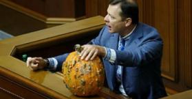 لياشكو يمسك ثمرة القرع الفاسدة أثناء كلمته البرلمانية