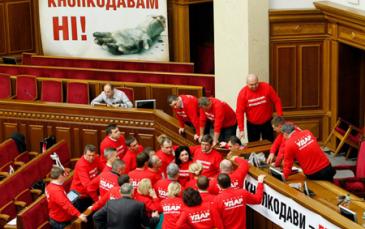 أحزاب المعارضة الأوكرانية تعلن استعدادها "لقتال" حزب الأقاليم الحاكم
