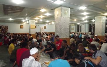 أحد الإفطارات الجماعية في مسجد المنار التابع للمركز الثقافي الإسلامي في مدينة خاركيف