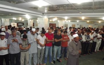 شيخ عن جامعة الأزهر الشريف يؤم المصلين في مسجد المنار التابع للمركز الثقافي الإسلامي في مدينة خاركيف