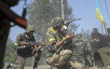 جنود أوكران يخوضون معارك عنيفة شرق البلاد