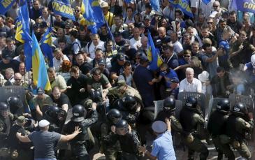 جانب من المظاهرات الدامية أمام البرلمان الأوكراني 